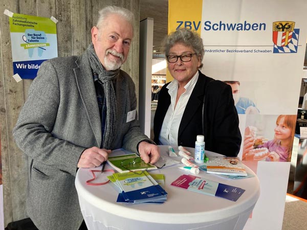 Dr. Axel Kern, Vorstandsmitglied des ZBV Schwaben, und Dr. Barbara Mattner, BLZK-Vizeprsidentin und Vorstandsmitglied des ZBV Schwaben, gemeinsam am Messestand.</br>Quelle: BLZK